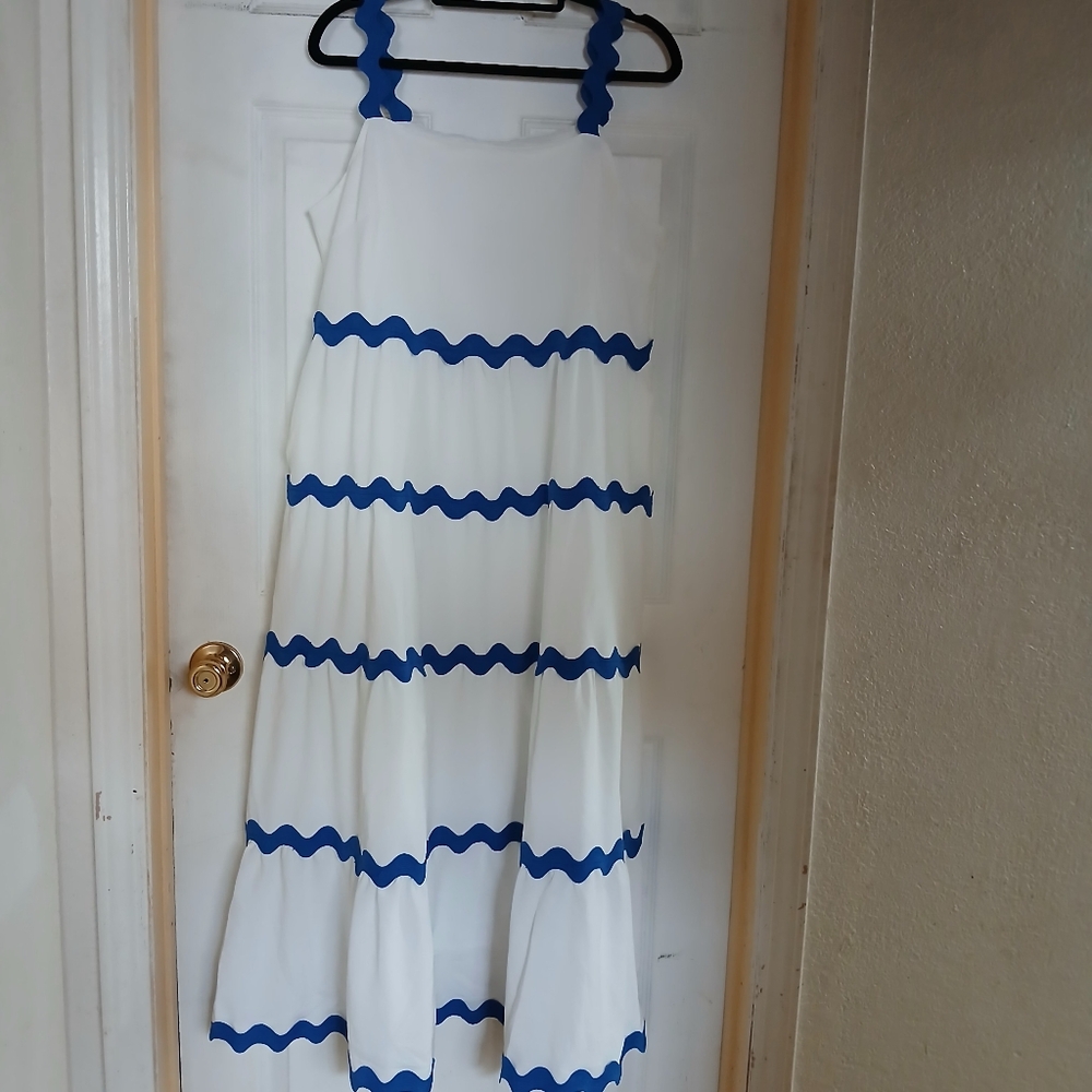 Pretty Garden size L nwt  White Dress with Blue Wave Pattern